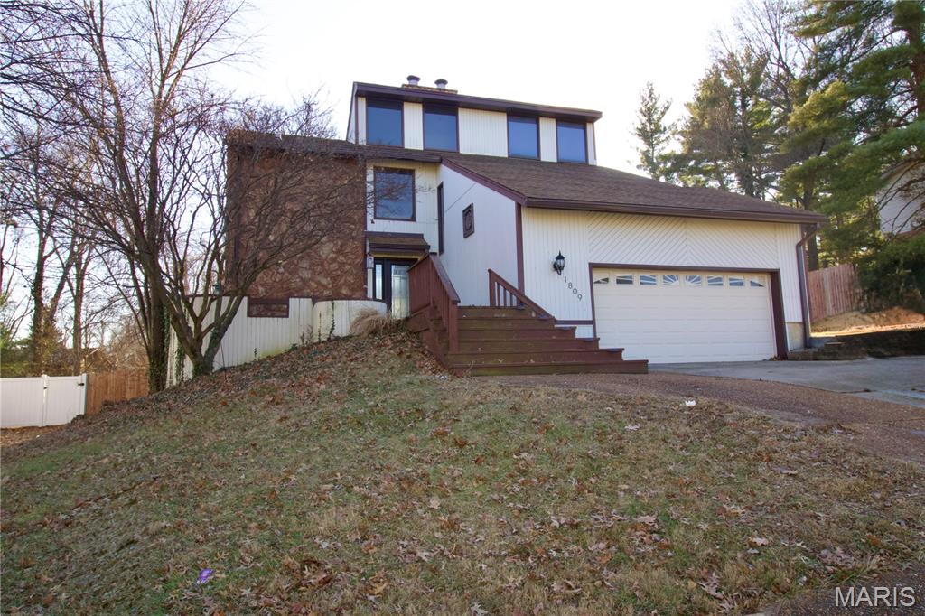 3 Bedroom, 2,716 sq. feet 1809 Montview Avenue Godfrey, IL
