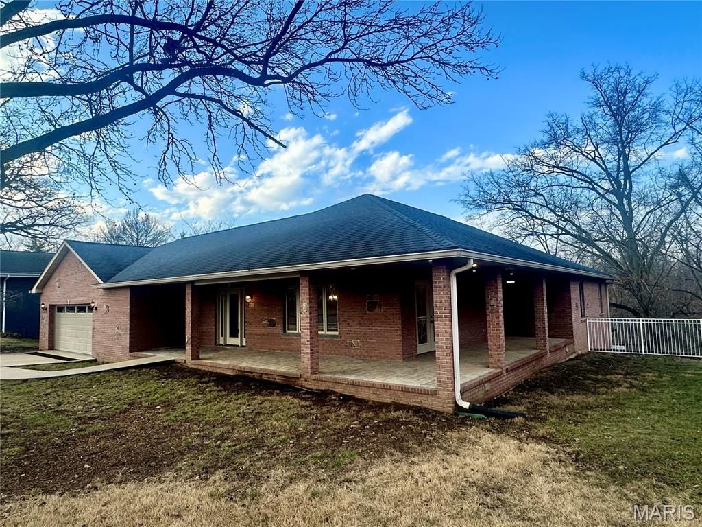 4 Bedroom, 3,322 sq. feet 203 Lakeside Drive Bethalto, IL