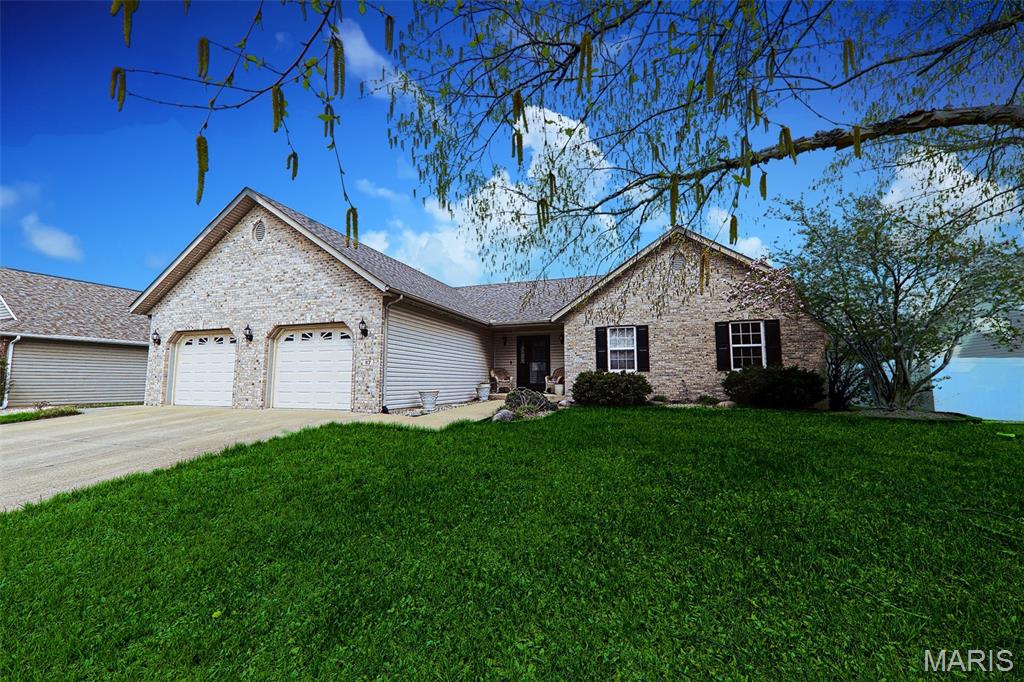 3 Bedroom, 2,322 sq. feet 117 Northwoods Drive Troy, IL
