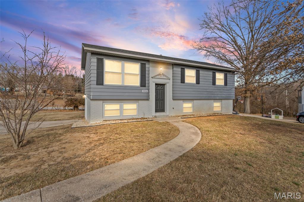 3 Bedroom, 1,587 sq. feet 5916 Dogwood Lane Godfrey, IL