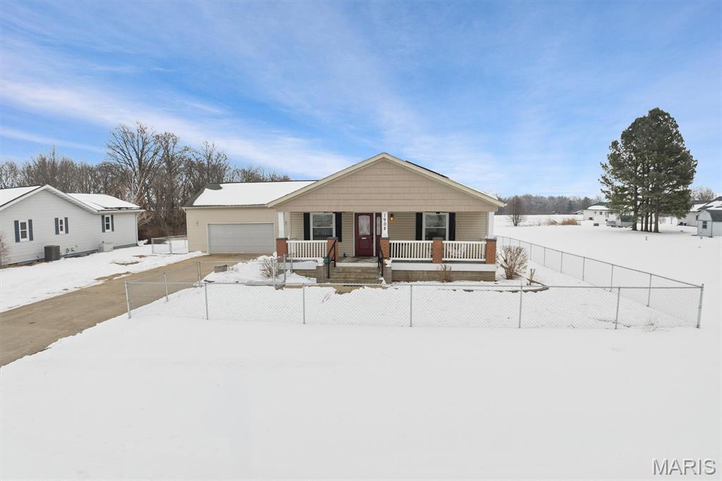 3 Bedroom, 1,735 sq. feet 1908 Ridge Avenue Greenville, IL
