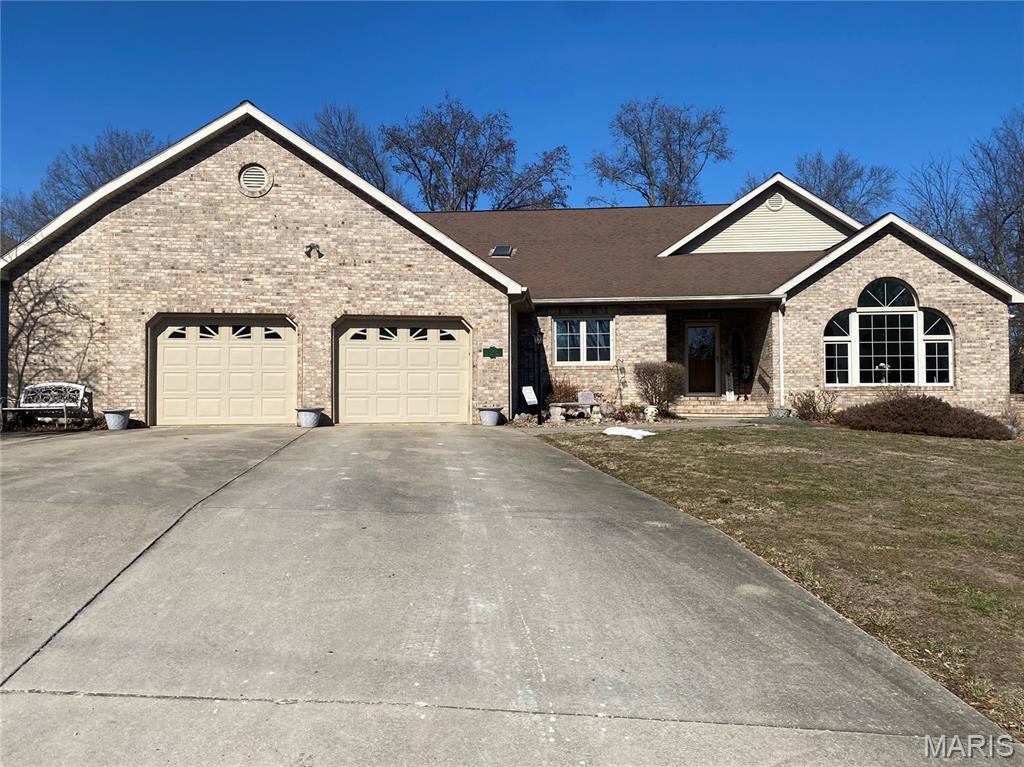 7 Bedroom, 5,600 sq. feet 1015 Oak Street Greenville, IL