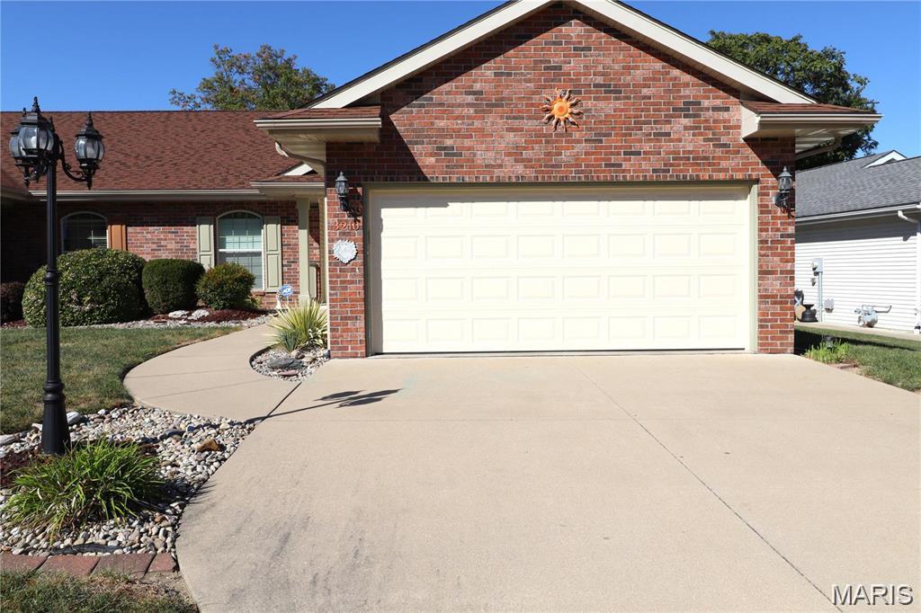 2 Bedroom, 1,300 sq. feet 3210 Leverett Court Alton, IL
