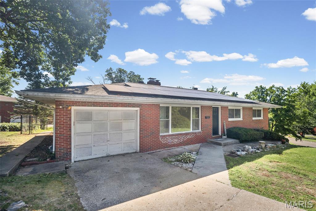 3 Bedroom, 1,440 sq. feet 2303 Fairview Drive Alton, IL