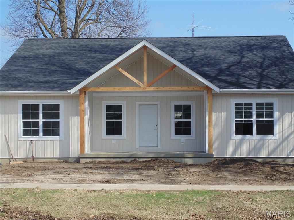 3 Bedroom, 1,560 sq. feet 916 Locust Street Litchfield, IL