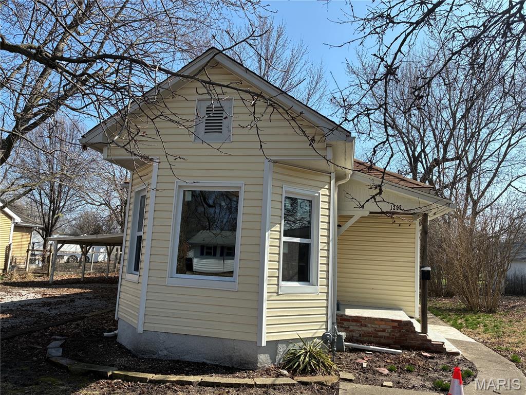 2 Bedroom, 1,100 sq. feet 1208 Madison Street Litchfield, IL