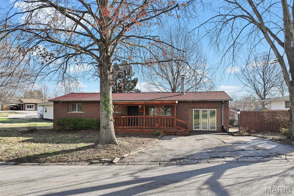 3 Bedroom, 1,296 sq. feet 4821 Wick Mor Drive Alton, IL