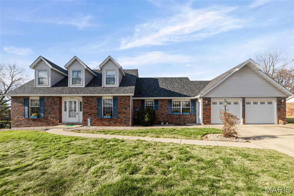 4 Bedroom, 2,368 sq. feet 231 Westglen Drive Glen Carbon, IL