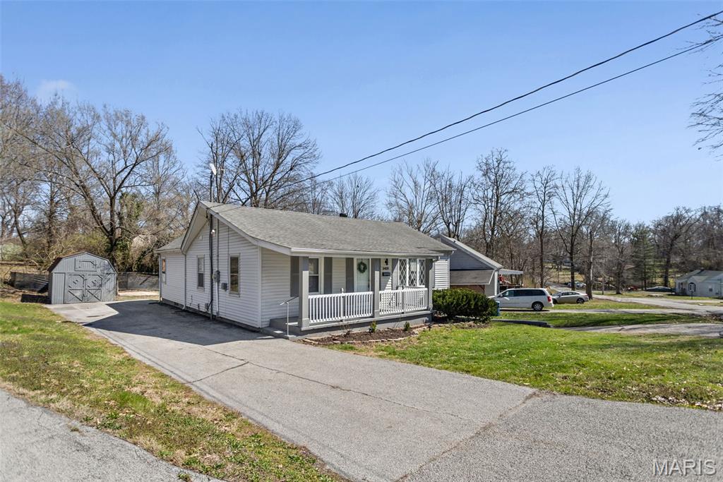 3 Bedroom, 1,113 sq. feet 2425 La Salle Drive Alton, IL