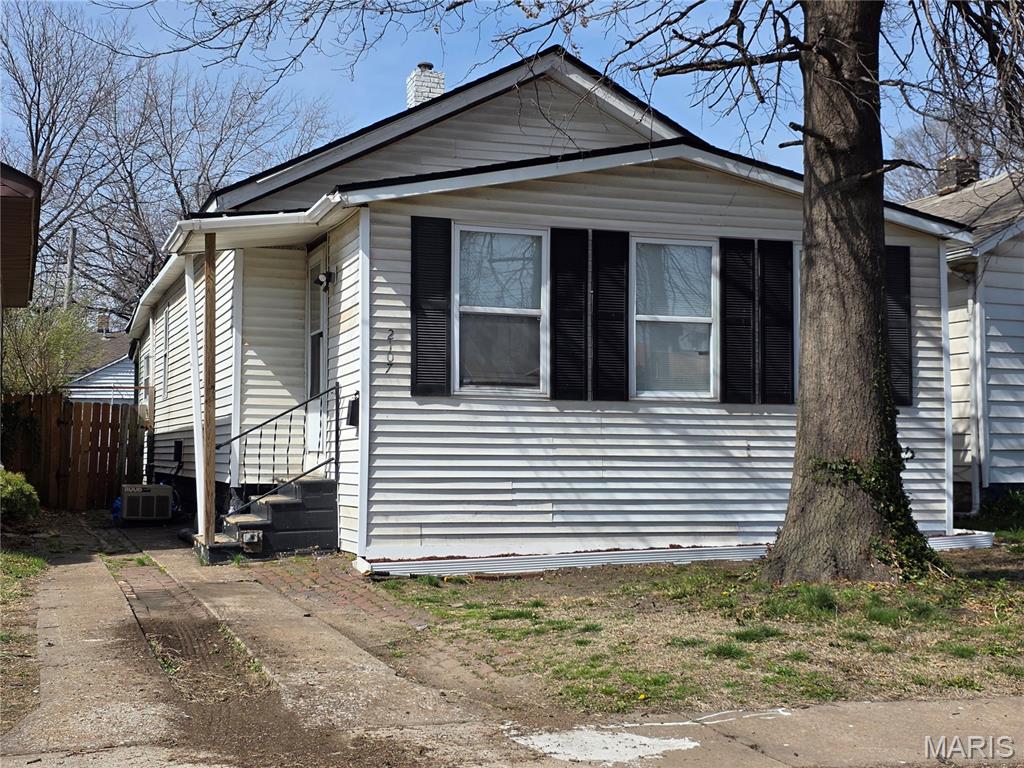 3 Bedroom, 948 sq. feet 2107 Monroe Street Granite City, IL