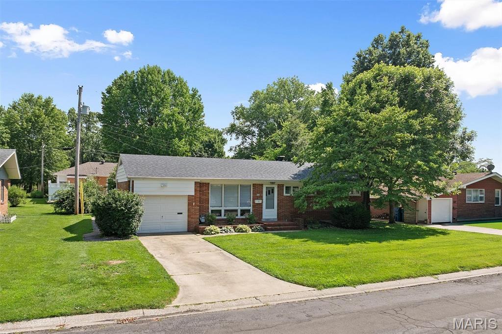 3 Bedroom, 1,008 sq. feet 628 Roanoke Drive Edwardsville, IL