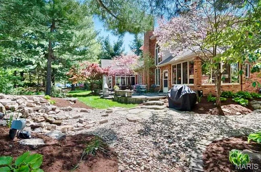 3 Bedroom, 2,275 sq. feet 2 Pine Hollow Court Edwardsville, IL