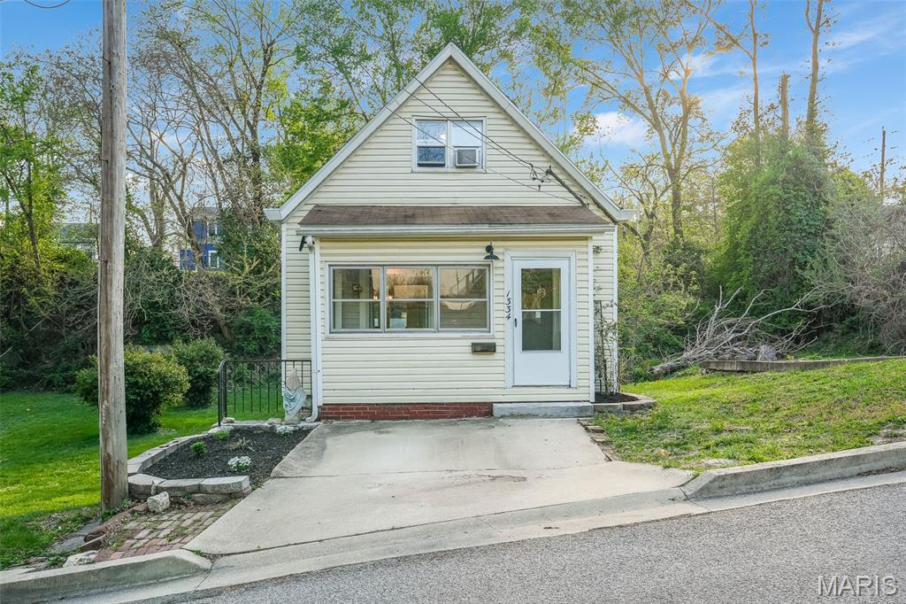 2 Bedroom, 1,200 sq. feet 1334 Monroe Street Alton, IL