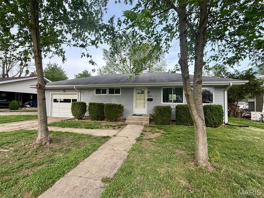 2 Bedroom, 936 sq. feet 600 Killarney Drive Greenville, IL