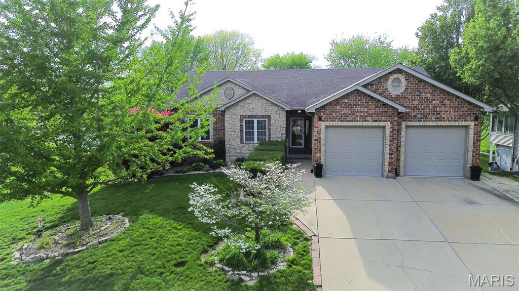 3 Bedroom, 3,530 sq. feet 315 Westview Drive Edwardsville, IL