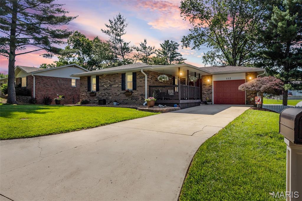 3 Bedroom, 2,478 sq. feet 112 Lakeside Drive Bethalto, IL