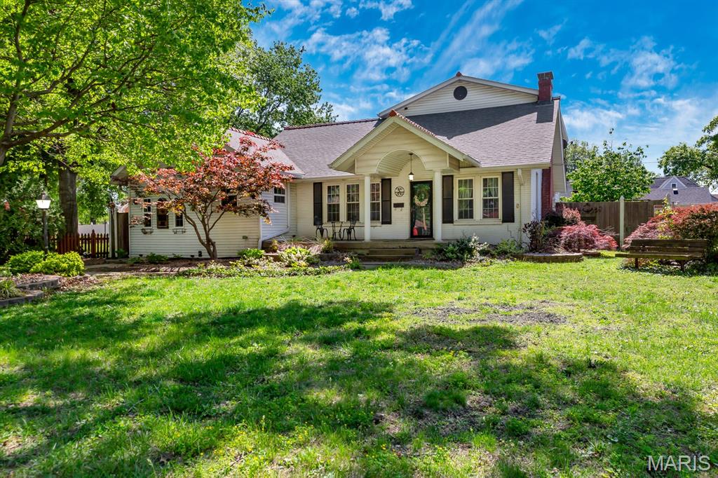 3 Bedroom, 3,055 sq. feet 2660 Edison Avenue Granite City, IL