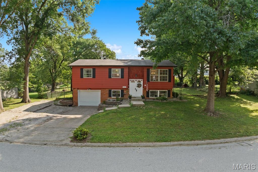 4 Bedroom, 1,655 sq. feet 5803 Piasa Trail Godfrey, IL