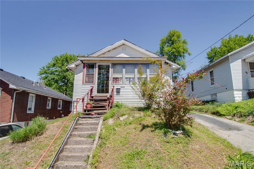 2 Bedroom, 917 sq. feet 2612 Yager Avenue Alton, IL