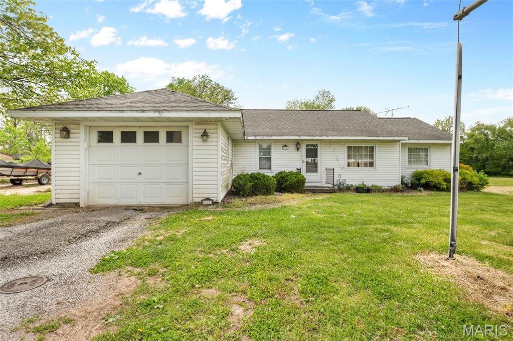 3 Bedroom, 1,774 sq. feet 117 West Street Sorento, IL