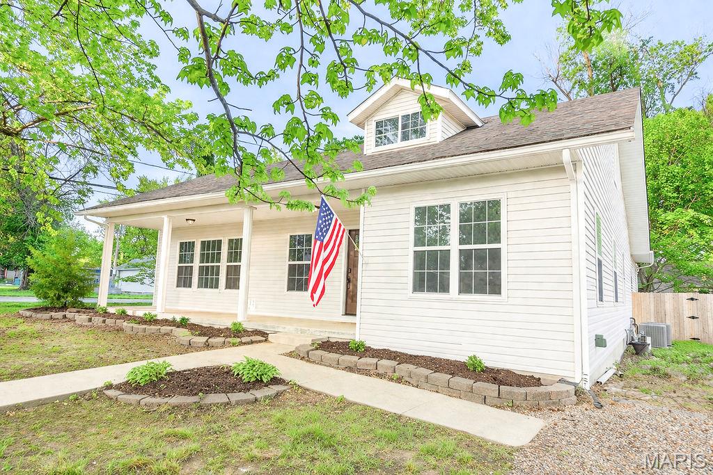 4 Bedroom, 2,870 sq. feet 802 Hale Avenue Edwardsville, IL