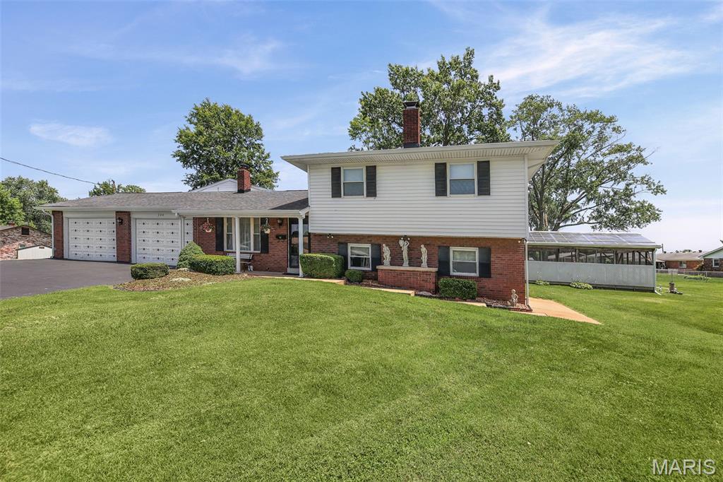 4 Bedroom, 2,698 sq. feet 200 Rosemary Drive Collinsville, IL