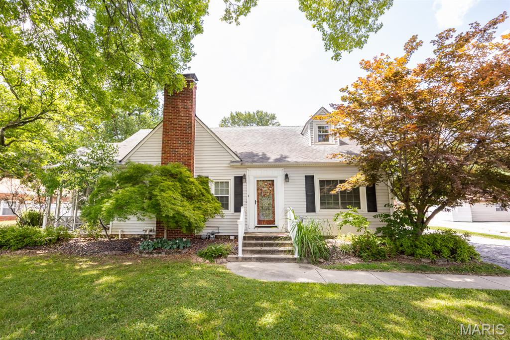 4 Bedroom, 2,834 sq. feet 239 9th Street East Alton, IL
