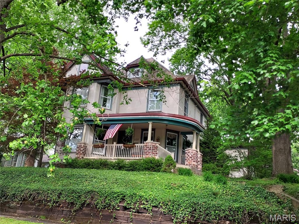 4 Bedroom, 2,622 sq. feet 320 Fourth Street Greenville, IL