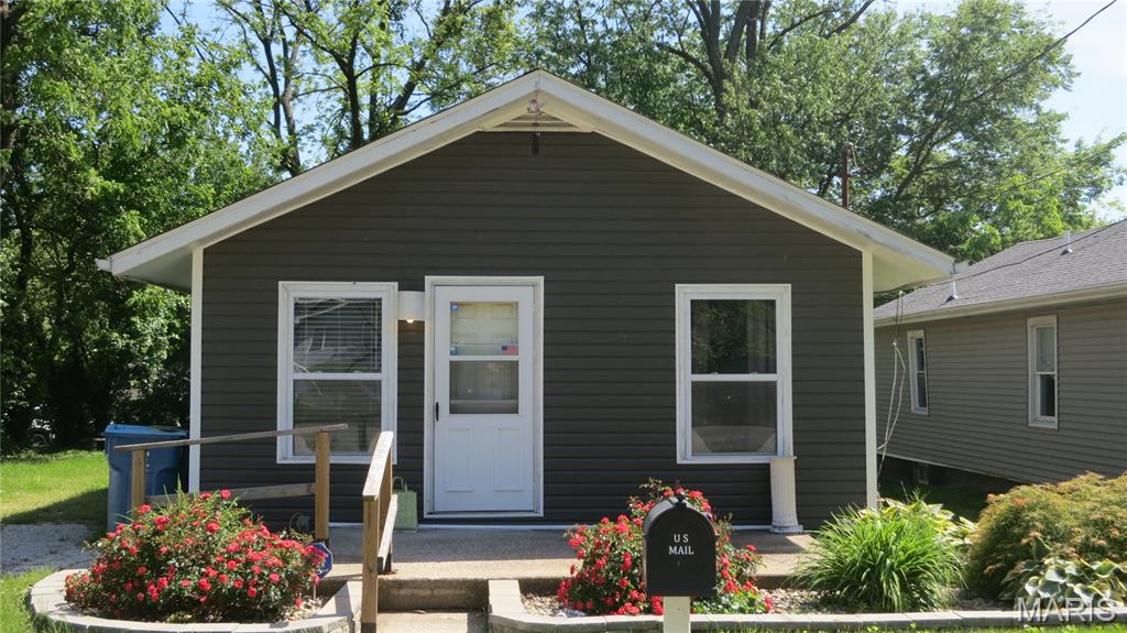2 Bedroom, 800 sq. feet 508 Stowell Avenue Alton, IL