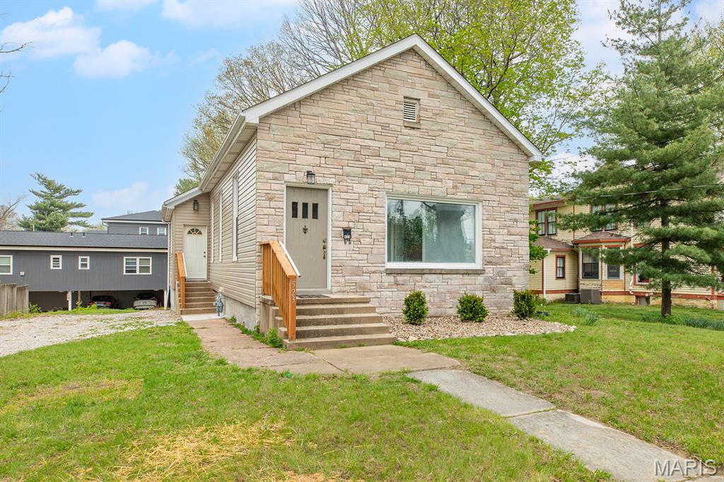 3 Bedroom, 1,338 sq. feet 523 Hillsboro Avenue Edwardsville, IL