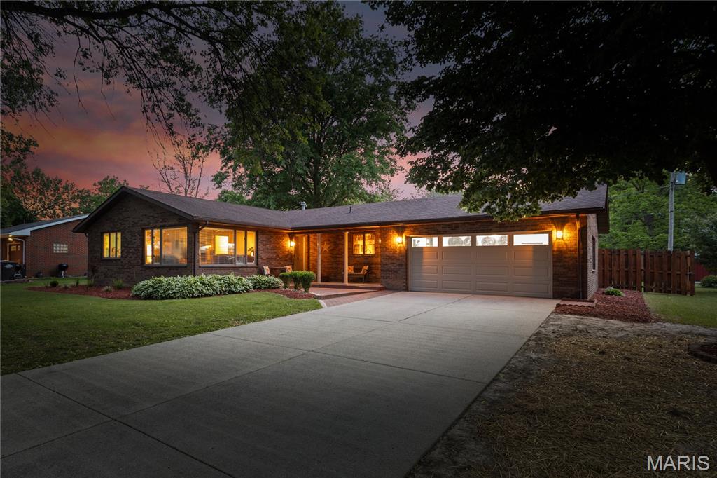 4 Bedroom, 2,672 sq. feet 5 Magnolia Drive Moro, IL
