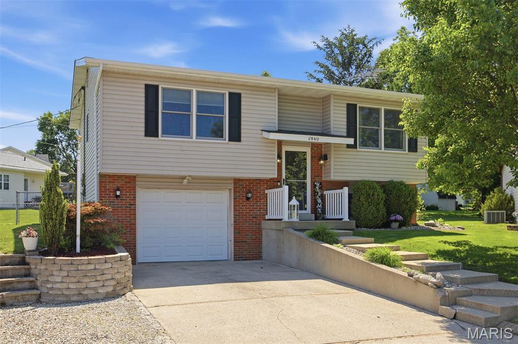 3 Bedroom, 1,594 sq. feet 2840 Orchid Court Highland, IL