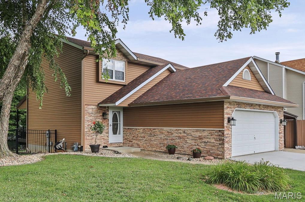 3 Bedroom, 2,264 sq. feet 1009 Robert Drive Maryville, IL