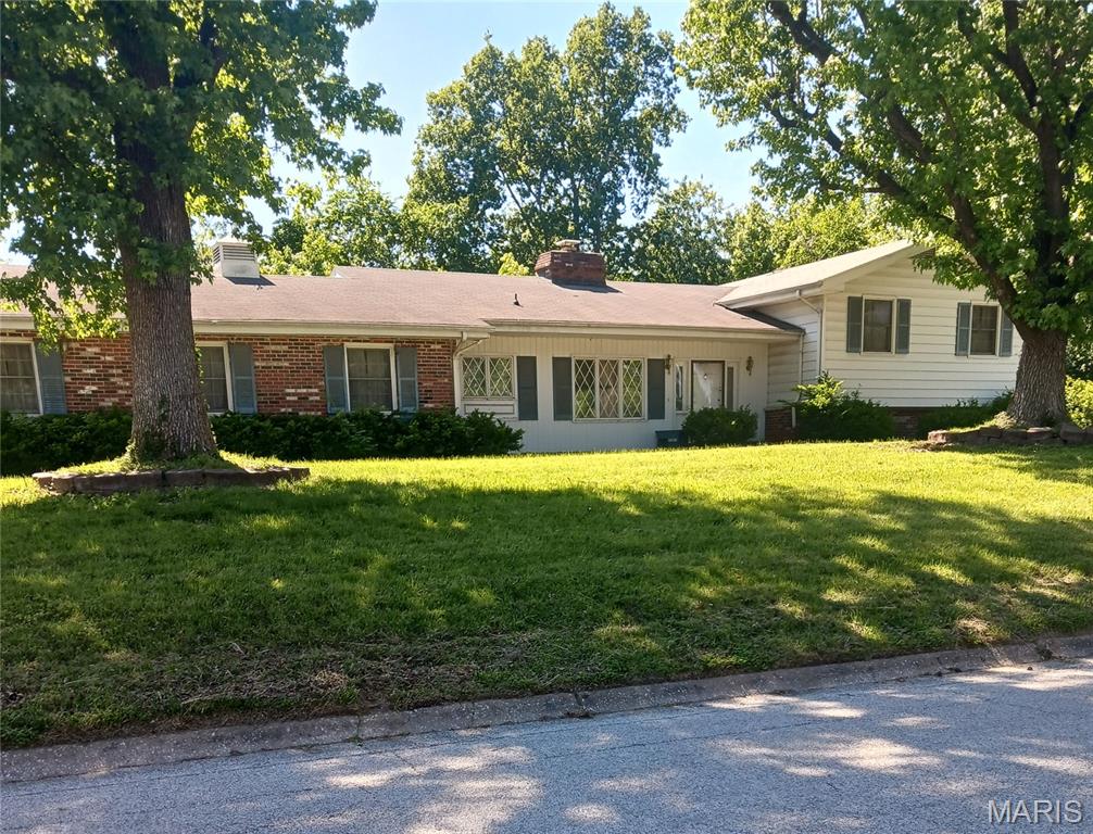 3 Bedroom, 2,308 sq. feet 4904 Paris Drive Godfrey, IL
