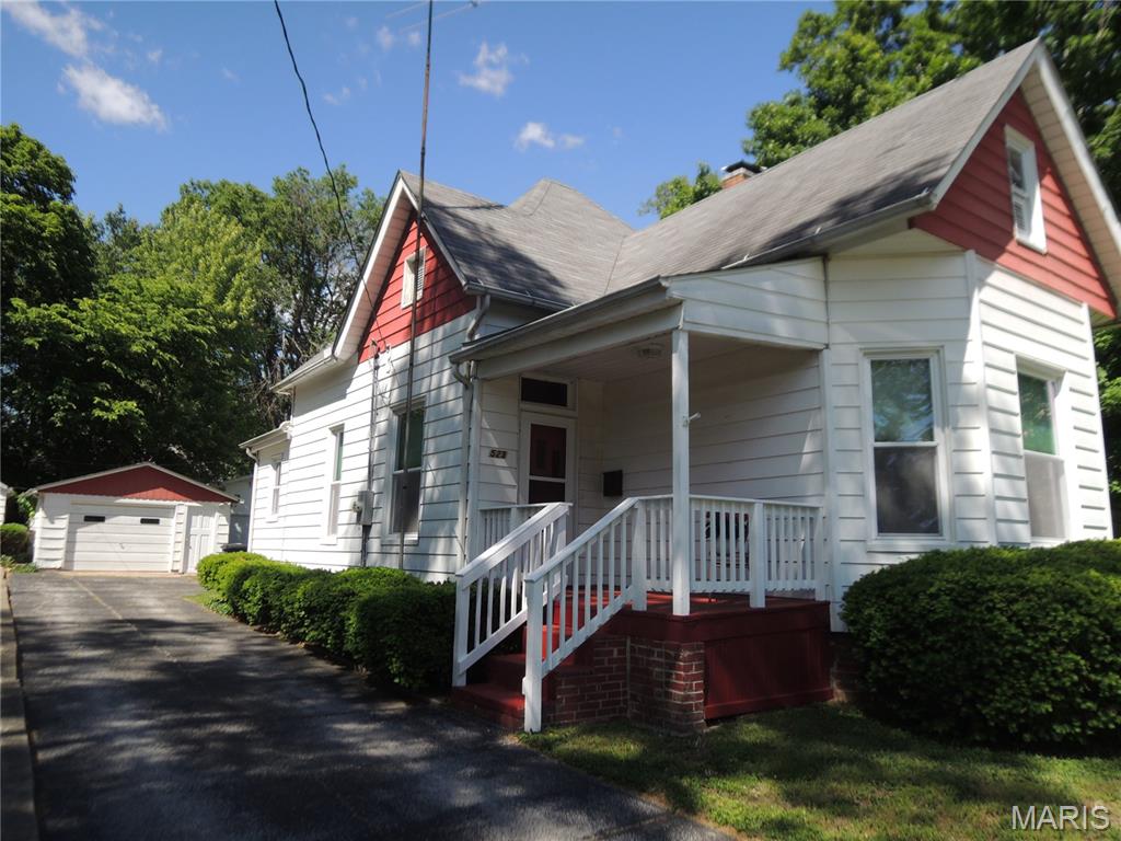 2 Bedroom, 1,060 sq. feet 523 College Avenue Greenville, IL