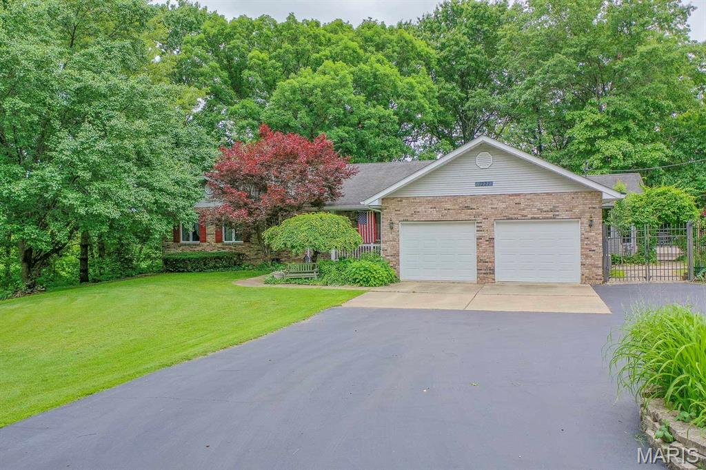 4 Bedroom, 2,665 sq. feet 1221 Bridge Park Drive Alton, IL
