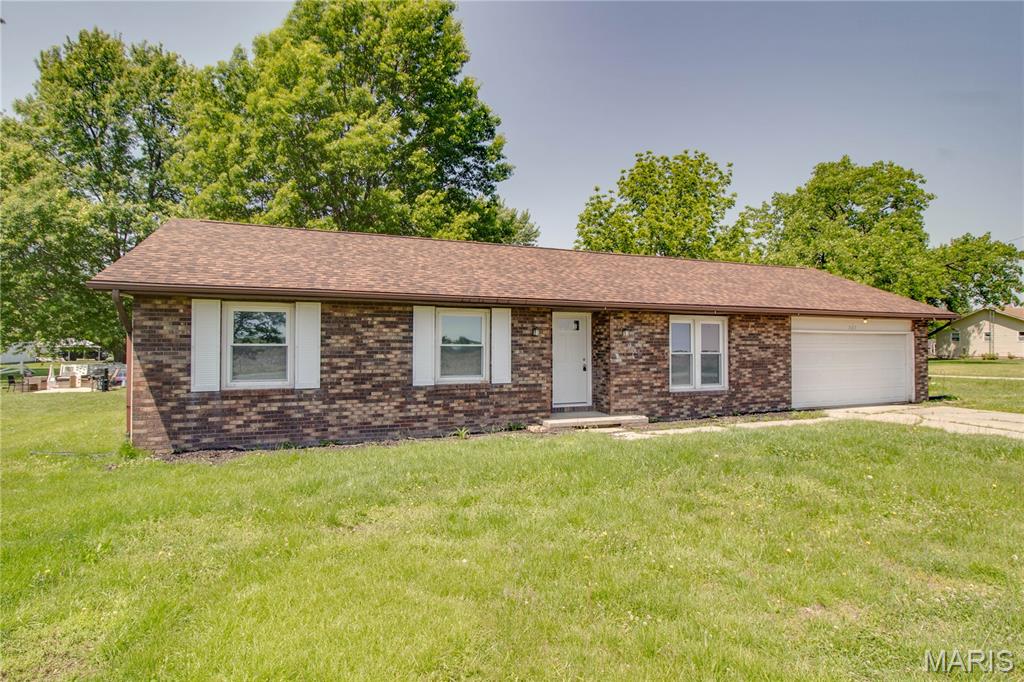 3 Bedroom, 1,134 sq. feet 507 Walnut Street Hillsboro, IL