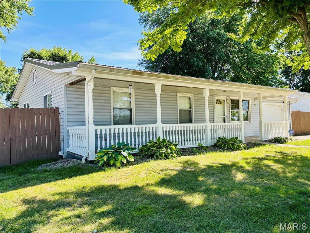 3 Bedroom, 3,004 sq. feet 333 Straube Lane Godfrey, IL