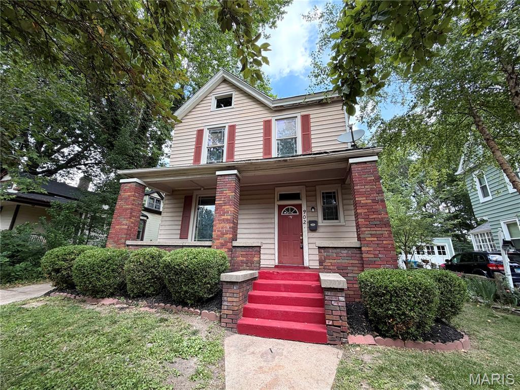 3 Bedroom, 1,608 sq. feet 902 Royal Street Alton, IL