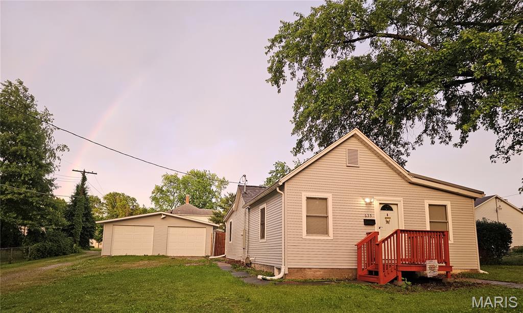 2 Bedroom, 1,100 sq. feet 635 Oak Street Hillsboro, IL