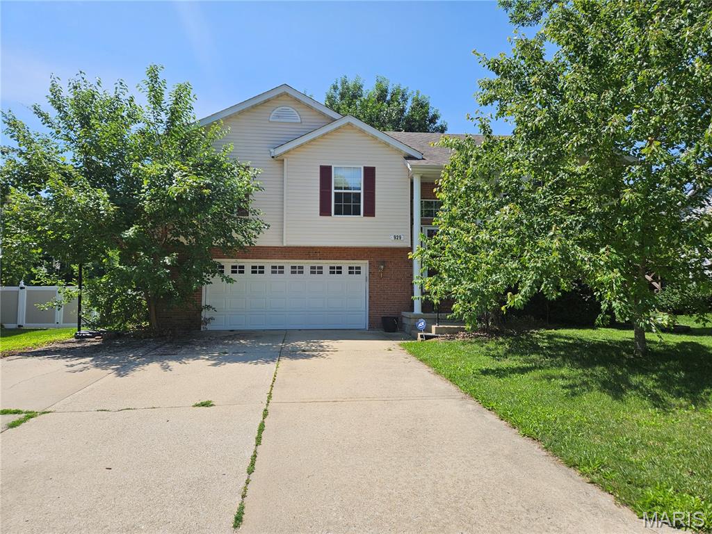 3 Bedroom, 2,558 sq. feet 929 Carla Drive Troy, IL