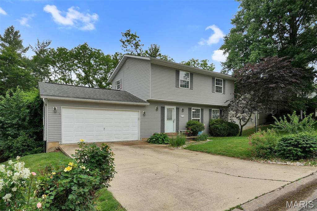3 Bedroom, 2,220 sq. feet 4723 Brecht Lane Godfrey, IL