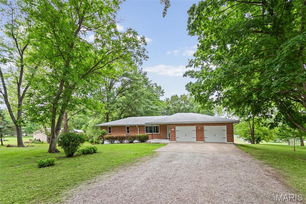 3 Bedroom, 1,280 sq. feet 411 Roosevelt Drive Moro, IL