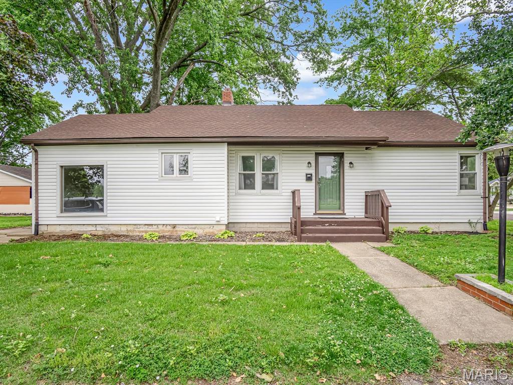 3 Bedroom, 1,342 sq. feet 1516 Ash Street Highland, IL