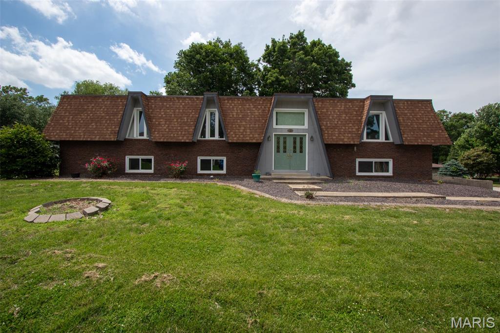 4 Bedroom, 3,488 sq. feet 83 Memorial Court Highland, IL