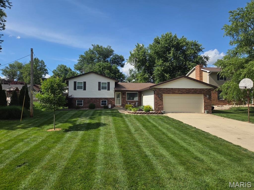 3 Bedroom, 2,000 sq. feet 160 Sunray Drive Highland, IL