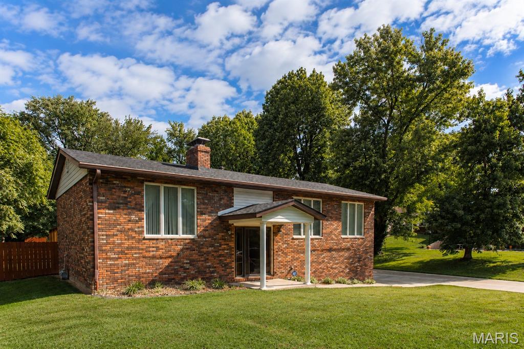 3 Bedroom, 1,684 sq. feet 402 Camelot Drive Collinsville, IL