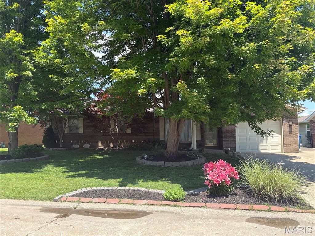 3 Bedroom, 1,460 sq. feet 33 Snowbird Lane Granite City, IL