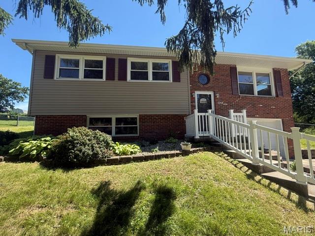 3 Bedroom, 1,945 sq. feet 5203 Black Oak Road Alton, IL
