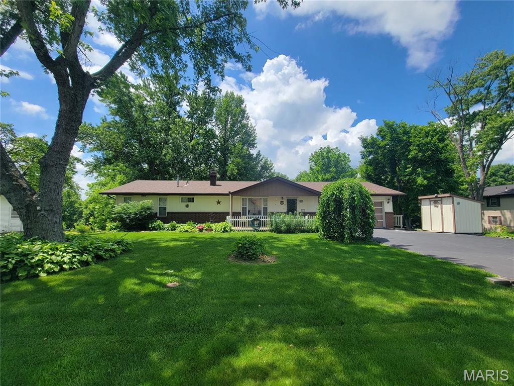 3 Bedroom, 2,824 sq. feet 1317 Bridlespur Lane Troy, IL